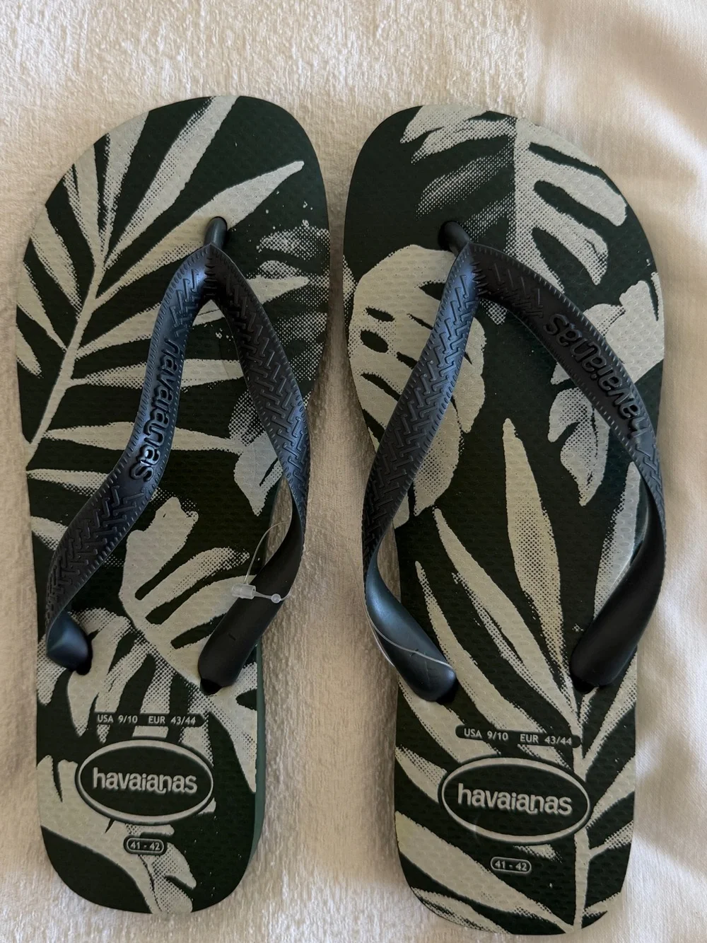 Havaianas Top Aloha Thongs in green olive